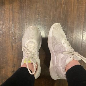 Nike Women’s Pre Owned WORN White Floral Lace Sneakers Shoes WELL LOVED